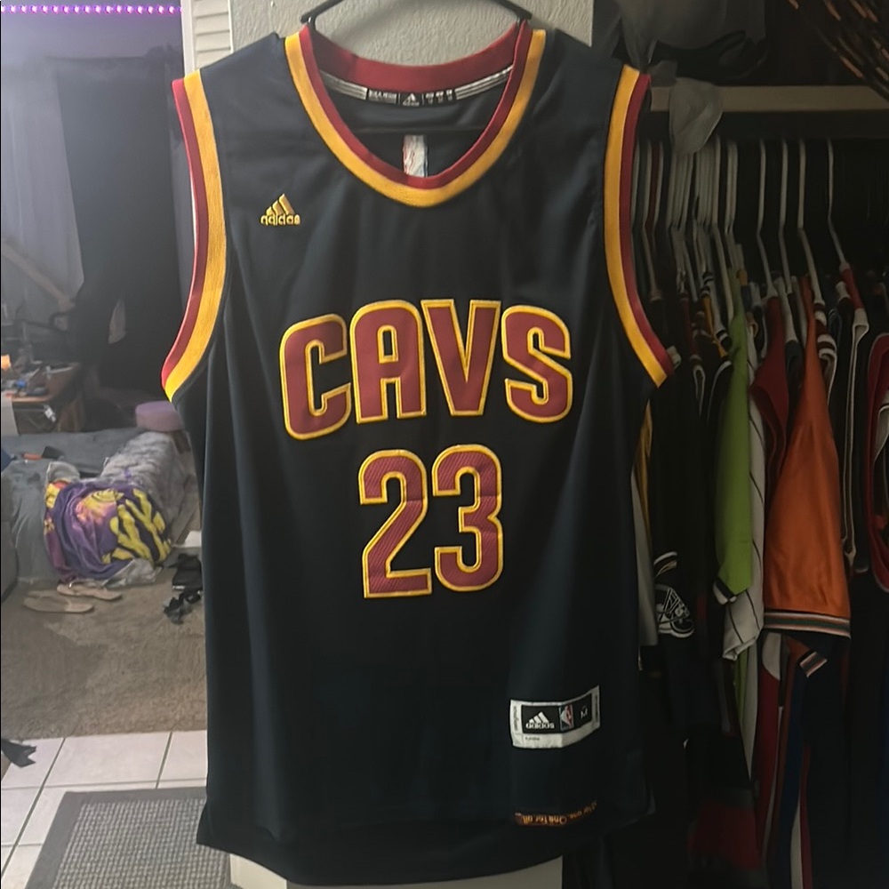 #23 LeBron James Adidas Navy Blue and Red CAVS Jersey size M - Picture 2 of 4